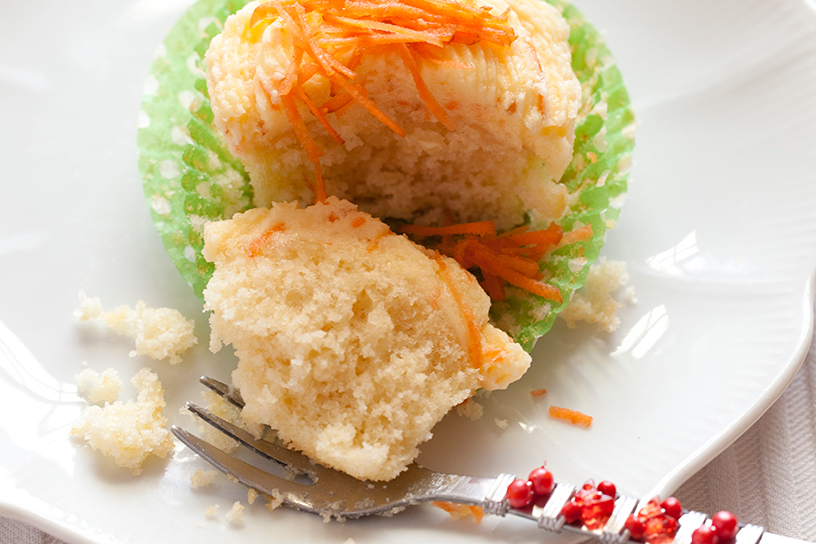 Een aangesneden cakeje met wortel 